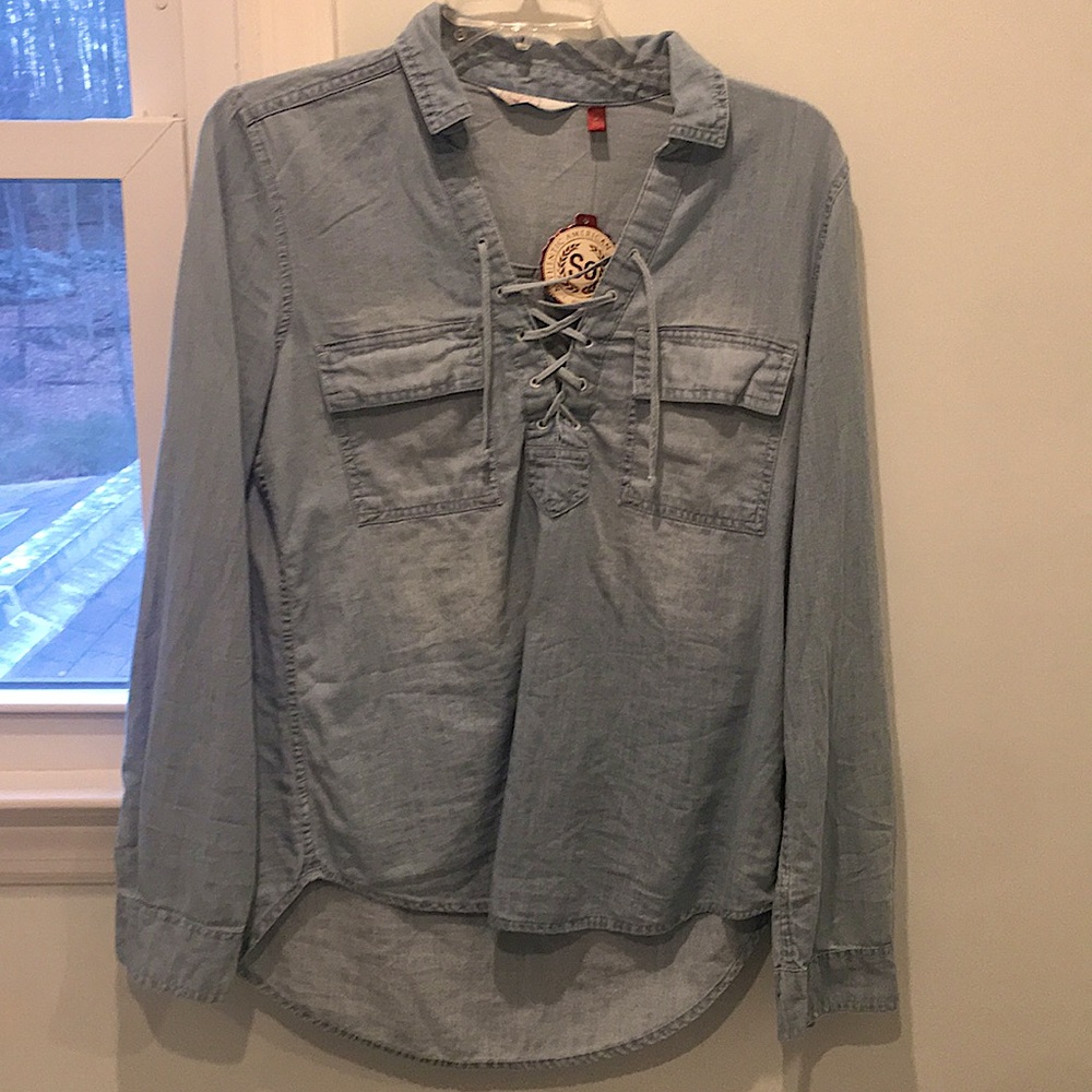 Lightweight shirt with lace up detail in the front